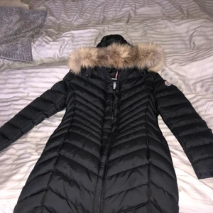 Moncler Jacka  - Moncler Jacka (oäkta) Aldrig använd, lapparna och allting sitter kvar. Det är en storlek 2 motsvarar S. QR koden tar dig direkt till monclers hemsida. I passformen är den som en storlek S ska va 🥰