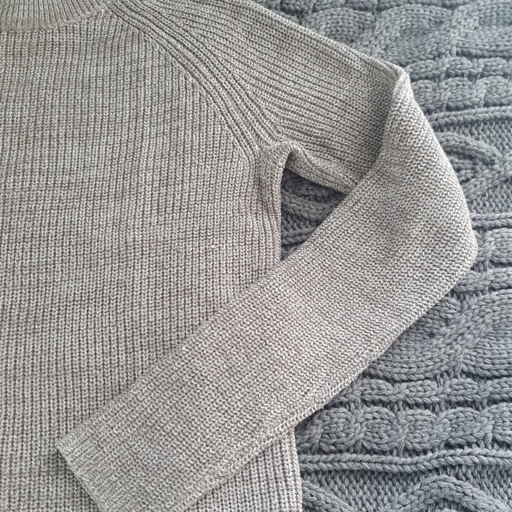 Säljer nu denna Beige stickade tröjan eftersom den tyvärr är för liten! Den är knappt använd och perfekt nu till hösten och går att styla med allt! Frakten tillkommer🥰. Stickat.