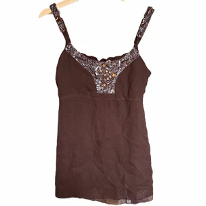 Linne - BRUN TOPP MED PÄRLOR FRÅN TWIST&TANGO                                      SKICK: Tröjan är i nytt skick och har prislappen på sig.                                    