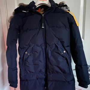 Parajumper X small - Parajumper vinterjacka till dam. Köpt för ett år sedan och använd ett fåtal gånger. Är precis som ny. Försöker att hitta kvittot. 