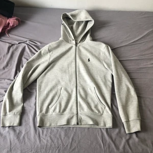 Ralph lauren hoodie herr - Säljer nu min Ralph lauren hoodie i väldigt bra skick (9/10), storlek S. Nypris 1599kr säljer för 700kr