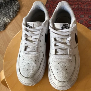 Air force one  - Dem här skorna är i bra skick. Jag köpte dem för 2 månader sedan men nu passar dem inte mig längre.