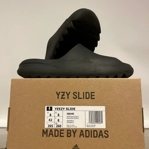 Yezzy slides  - Str 42 lite använd
