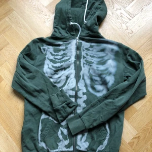 Skelett Hoodie - Supercool skelett hoodie jag har gjort själv! den är inte riktigt min stil längre dock… skriv om du har frågor eller är intresserad!!