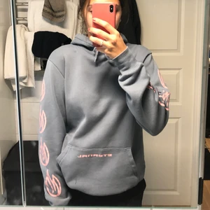 Ljusblå hoodie med rosa tryck - Säljer denna snygga hoodie i storlek S från herravdelningen, jag bär vanligtvis S/M. Priser kan diskuteras!