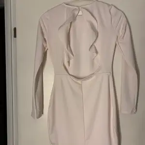 Oanvänd klänning från Gina Tricot med prislappen kvar.  Den är lite ljusrosa i färgen och har öppen rygg Storlek M Nypriset var 249:-  Kan skickas om köparen står för frakten