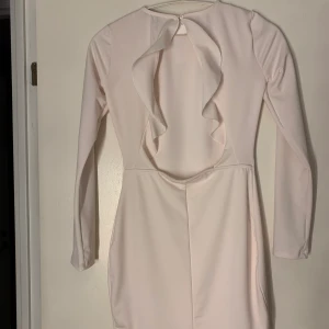 Klänning från Gina tricot strl M - Oanvänd klänning från Gina Tricot med prislappen kvar.  Den är lite ljusrosa i färgen och har öppen rygg Storlek M Nypriset var 249:-  Kan skickas om köparen står för frakten