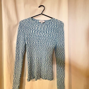 Tröja, & other stories - Stretchig tröja från & other stories, i nyskick. Bara skriv vkd frågor, pris kan diskuteras! 💙 storlek S men passar xs-M pga materialet 