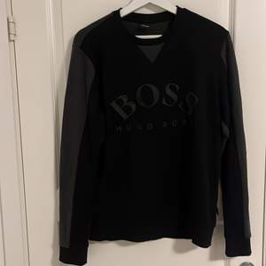 Säljer min Hugo boss tröja, ej använd så mycket använd Max 5 gånger, den är svart och grå, väldigt sällsynt och säljs ingenstans längre vilket gör den väldigt eftertraktad, storlek M men passar både S och M, hör av er för mer bilder eller andra frågor