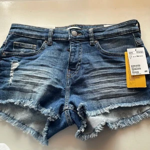 Mörka jeans shorts🖤 - Mörka jeans shorts från hm som är helt oanvända och har kvar prislappen🥰 Nypris: 199 kr och säljer för ENDAST 100 kr🤩