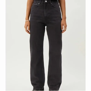 Jeans Weekday - Säljer dessa populära svarta jeans från weekday i modellen Rowe. 💙 Kan mötas upp i Stockholm eller frakta!