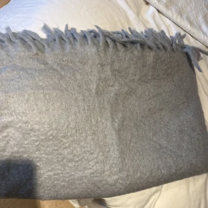 Mohair pläd  - Grå pläd i 100% mohair. Mått 130x170 cm Köpt på zara home, aldrig använt innan 