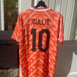 Helt ny fotbollströja. Nederländernas klassiska tröja från EM 1988 med Ruud Gullit på ryggen. Replika. 