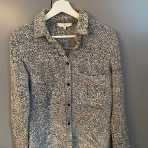 Iro skjorta  - Skjorta från Iro. Tjockare tweedtyg. Storlek 36.  