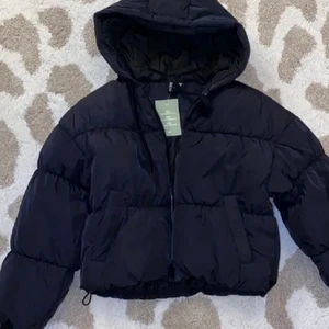 Kort jacka  - Midjelång jacka i svart från H&M ny skick storlek S funkar på M 