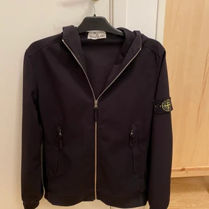 Stone 1sland jacka & tröja - Stone island softshell Cond: 8-9/10 Size: M Bud: 2000 Bin: 2200 All og - kvitto, påse osv  Stone island zip Cond: 8/10 Storlek: S Bud: 800 Bin: 1000 -inget og tyvärr