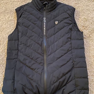 Ea7 väst strl M - Bara använd några gånger Väldigt bra skick 