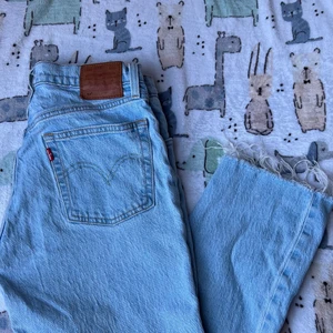 Levi’s 501 - Nyskick Levi’s 501 Straight Crop Samba Goal. Säljer dessa perfekta jeans då dom var för stora för mig 😔 Går precis över naveln och slutar bra på mig som är 170cm ❤️ Skickar fler bilder vid intresse