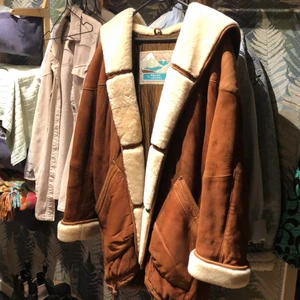 Vinterjacka - Vinterjacka i skinn som är väldigt varm och gosig. Mycket fint skick! Stor luva, stora fickor och väldigt najs till vinter/höst ❄️ Fler bilder kan ordnas, bara att skriva ❤️