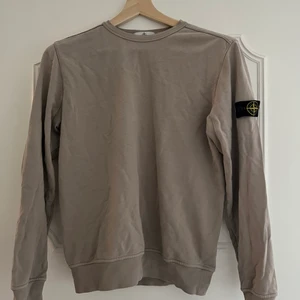 Stone Island Junior tröja - Stl 14/164c Beige Köpt på NK Göteborg.