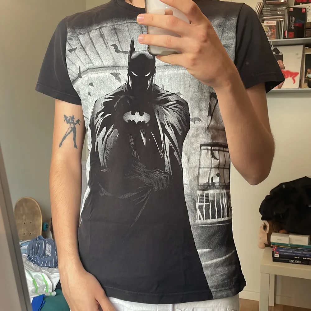 Säljer den basic svarta t shirt med Batman tryck på, passar S för killar kanske M för tjejer 🤔. T-shirts.