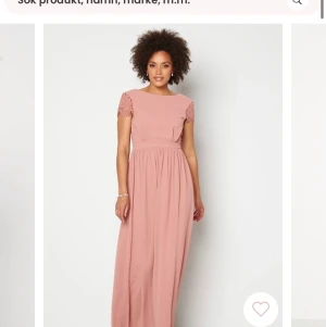 Rosa balklänning - Superfin rosa dröm från Bubbleroom👛🍧 🌸 Modellen heter: Camellia Chiffon Gown Dark Old Rose Oanvänd Färg: Ljusrosa Spetsdetaljer Strl: 38 SLUTSÅLD på hemsidan Frakten kostar 66kr och är då även paketet spårbart🌷