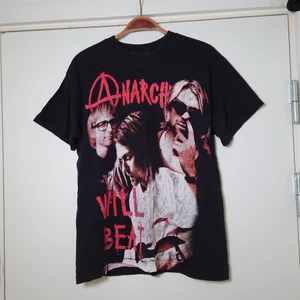 Nirvana t-shirt - Band-tshirt med Kurt Cobain/Nirvana. Tryck på både fram- och baksidan. Den har några år på nacken så lite slitage finns, men den är hel och fin och inget som stör🌿