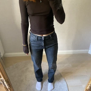 Gråa jeans - Säljer mina jeans från Cubus i storlek S💞