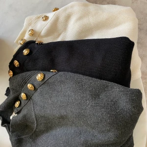 Stickade tröjor  - Säljer 3 stycken jättefina stickade tröjor i nyskick från Zara. Dessa köpte jag i L för jag inte tyckte det var fint när de satt tight så de sitter lite löst på mig som är xs-s. Säljer för 200kr styck.  