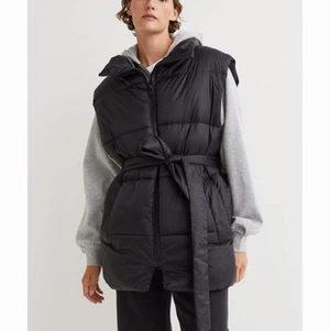 Slutsåld väst från H&M - Säljer min fina väst från H&M förra höstkollektion, storlek XS men väldigt oversize (är själv S/M) Använd några fåtal gånger, inga fel på den.