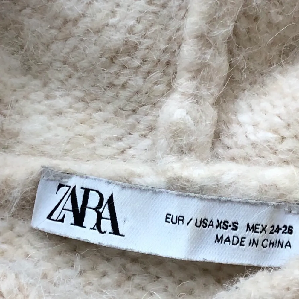 Mysig stickad hoodie tröja från Zara! Köptes förra hösten så använd några gånger men är i fint skick! 💗. Stickat.