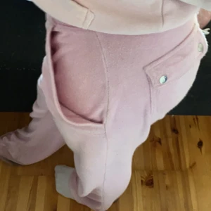 Juicy byxor storlek xs - Använda ca 5 ggr  Köpta från Nelly, nypris 1199kr