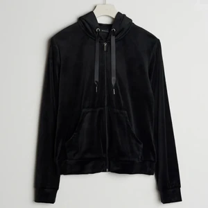 Zip up hoodie - Jätte mjuk och skön zip tröja från Gina, använd 1-2 ggr och säljer då den inte kommer till användning längre! Hör av dig om du har några frågor eller vid intresse!🫶🏼