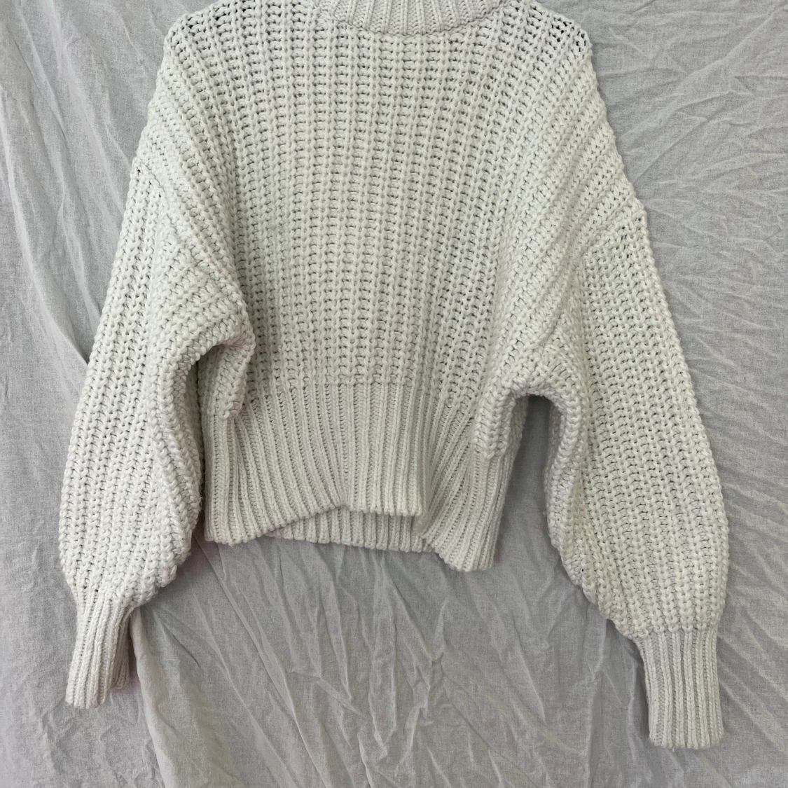 Stickad vit tröja