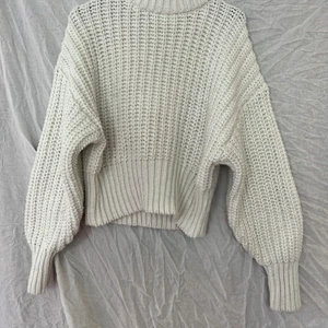 Stickad vit tröja - En stickad vit tröja från hm, använd en säsong. Som ny. Storlek S. Normal i storlek.