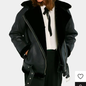 Vinter jacka  - Säljer min vinter/höst jacka från Pieces, strlk L. Köpt för 999kr så säljer för 200kr + frakt, men priset kan diskuteras. Nyskick.