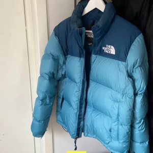 The North Face jacka - Säljer denna supersnygga jacka från the north face som jag köpte inför förra vintern för ca 2700kr. Använd fåtal gånger men är verkligen supersnygg, säljs pga jag har en annan jacka. Storlek L men sitter bra på mig som vanligtvis har S/M😊exkl.Fraktkostnad