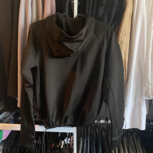 H&M sport tröja grön  - Mörkgrön träningströja från H&M sport. Köparen står för frakten