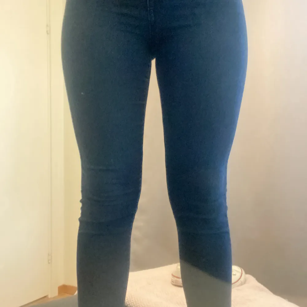 Jättefina mörkblåa skinny jeans som är high waist men som jag tyvärr inte använder längre, jätte stretchiga vilket är så skönt och i bra skick, köpare står för frakt . Jeans & Byxor.
