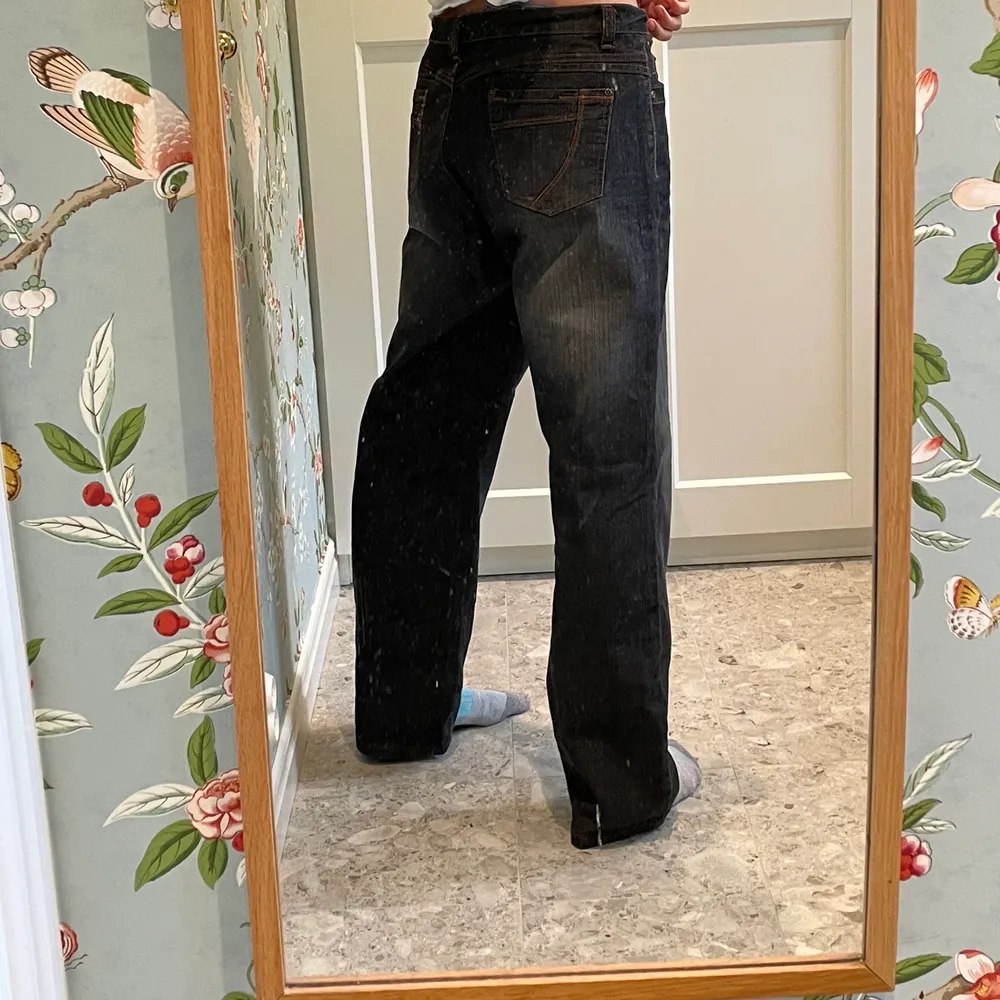 Baggy jeans som tyvärr inte har kommit till användning😊 Passar bra i längd på mig som är 1.80🥰. Jeans & Byxor.