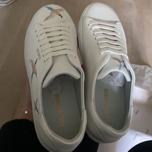 Axel Arigato skor - Säljer dessa skor från Axel Arigato då de aldrig kommer till användning tyvärr. Nästan aldrig använda så fortfarande väldigt bra skick! Skriv för mer bilder 💕💕