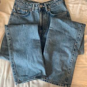 Ett par jeans från weekday som aldrig kommer till användning längre. Något långa på mig som är 160 men funkar. Storlek finns på andra bilden!☺️ hör av er vid frågor och/eller för fler bilder 