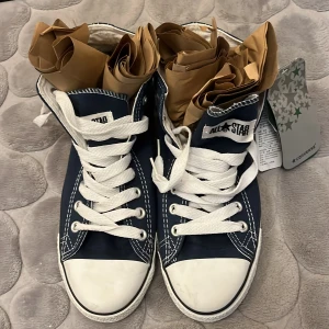 Converse  - Oanvända converse chuck Taylor med lapparna kvar. 