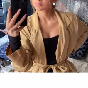 Kappa - Hej! Säljer nu denna beige kappa från Gina 