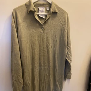 Stickad klänning  - Tunnare stickad klänning från Collusion🌞 aldrig använd😇