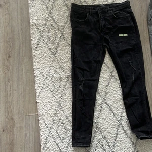 Jeans - Svarta jeans  Storlek 32/32