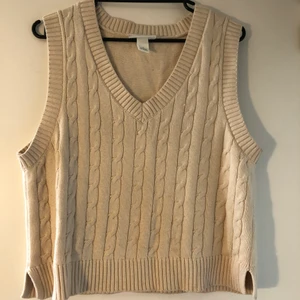 Ribbad väst  - Ribbad väst från Monki. Storlek L. Använd ett fåtal gånger endast. Som ny i skick. 