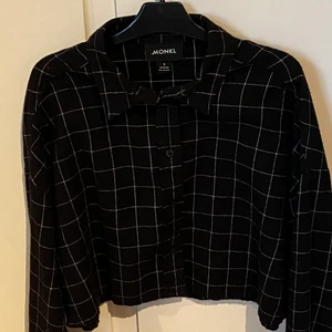 Croppad skjorta - Säljer denna skjorta när den inte kommer till användning längre. 