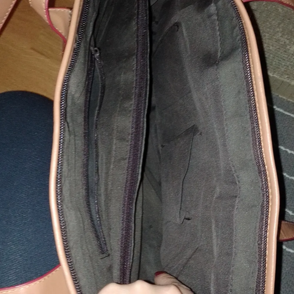 Stor handväska,köpt på second hand så vet inte om den är äkta eller ej. Fick en kod när jag köpte den men den har jag inte kvar,vet inte om de va väskans modell eller något annat har nu köpt en ny LV, så denna kommer knappt till användning längre. Väskor.