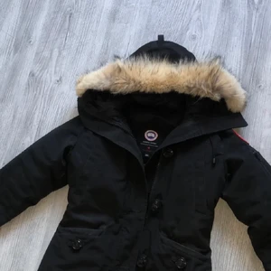 Canada Goose Jacka - Säljer min älskade Canada Goose jacka i modellen Montebello. Den har varit min älskling de senaste 2 vintrarna men är fortfarande i gott skick. För fler bilder, kom privat❤️Köpt på Jhonells 